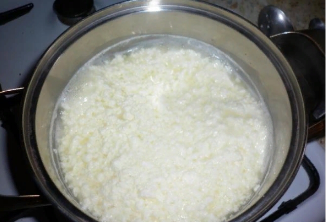 Как приготовить сыр из сметаны и молока. Молоко свернулось в мультиварке. Что можно приготовить из свернувшегося молока.