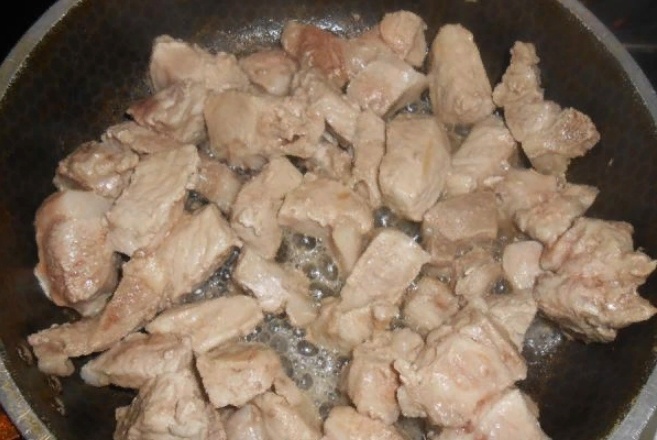 Тушеная картошка с мясом на сковороде - рецепт с фото пошагово
